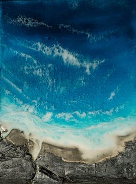 Natuurlijk Caribisch strand met golven in de diepblauwe zee van Kristin Adele