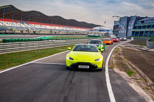 Optocht van supercars - Aston Martin - Porsche - Lamborghini - Ferrari