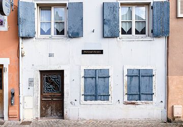 Wit huisje in kleurrijke straat met bruine deur in Colmar, Frankrijk van Simone Diederich