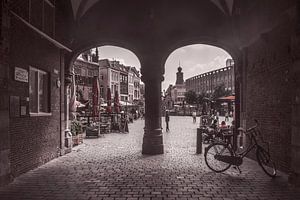 Belebter Grote Markt Nijmegen: Ikonischer Blick vom Kirchenbogen