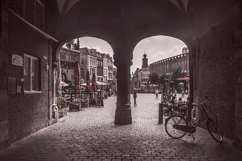 La Grote Markt de Nimègue en pleine effervescence : Vue iconique de l'arc de l'église