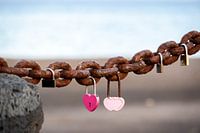 Twee harten op het strand van Lanzarote als symbool van de liefde