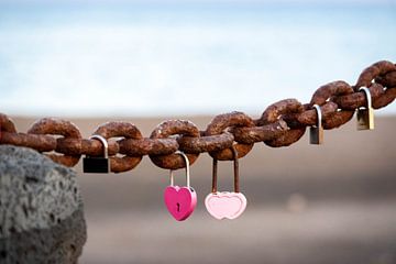 Twee harten op het strand van Lanzarote als symbool van de liefde van Andreas Nägeli