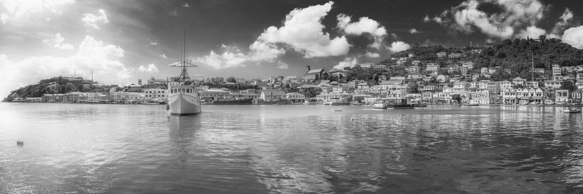 Hafen von St Georges auf der Insel Grenada in schwarzweiss. von Manfred Voss, Schwarz-weiss Fotografie