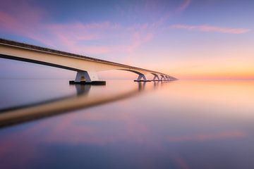Die Zeelandbrücke während eines ruhigen Sonnenaufgangs von Ellen van den Doel