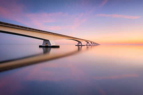De Zeelandbrug tijdens een kalme zonsopkomst
