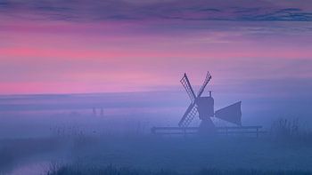 Moulin de Polder à l'aube dans le niveau