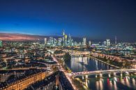 Frankfurt am Main in de nacht van bovenaf van Fotos by Jan Wehnert thumbnail