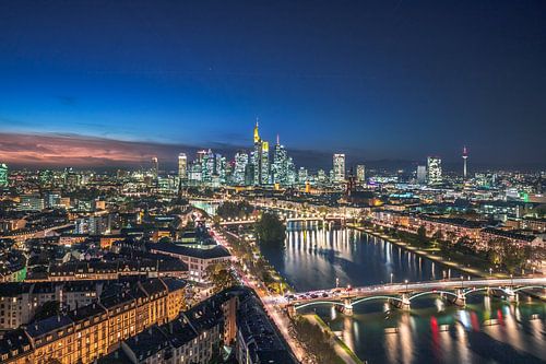 Frankfurt am Main in de nacht van bovenaf