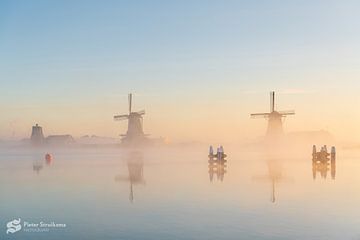 Mystieke Zonsopkomst bij Zaanse Molens van Pieter Struiksma