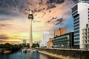 Düsseldorf Rheinturm und Hafen