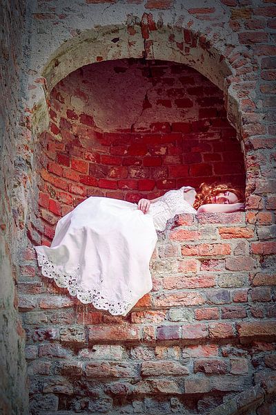 Vredig portret dame ruine van Kaylee Verschure