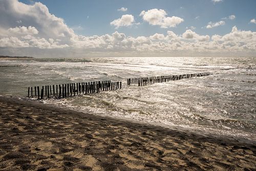 Meer, Sonne, Strand, Wolken und Wellen