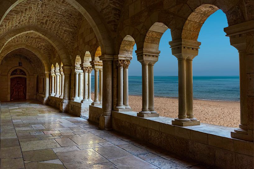 Vue du couloir d'un ancien monastère avec de vieux piliers en pierre, et une vue unique sur la mer e par Rita Phessas