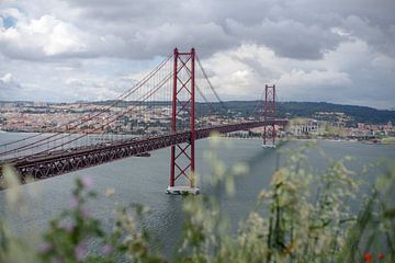 Ponte 25 de Abril Bridge (Taag)in Lissabon, Portugal van Jeroen Somers