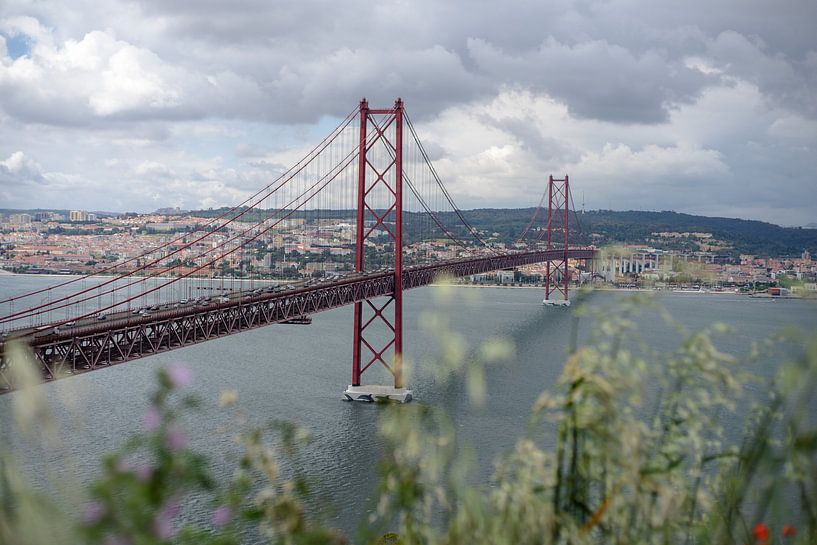 Ponte 25 de Abril Bridge (Taag)in Lissabon, Portugal by Jeroen Somers