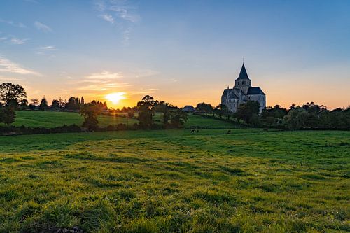 Zonsondergang bij de Abdij van Cérisy in Frankrijk