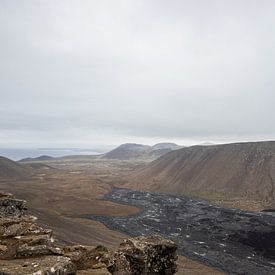 Paysage de montagnes et vue sur la mer , Islande | Photographie de voyage sur Kelsey van den Bosch