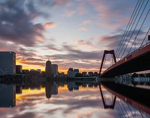 Willemsbrug Rotterdam at sunset van Ilya Korzelius