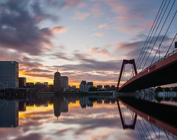 Willemsbrug Rotterdam at sunset von Ilya Korzelius
