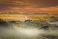 Mistige zonsopkomst in Toscane ... van Marc de IJk thumbnail