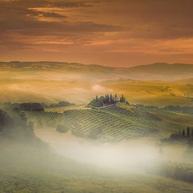 Mistige zonsopkomst in Toscane ... van Marc de IJk
