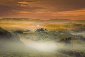 Mistige zonsopkomst in Toscane ... van Marc de IJk