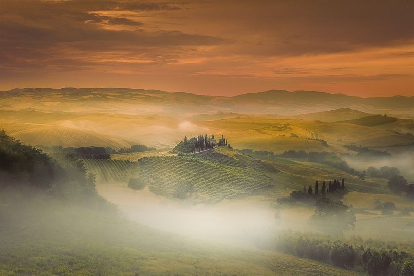 Lever de soleil brumeux en Toscane ... par Marc de IJk