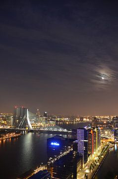 Beautiful Moon over Rotterdam van Marcel van Duinen