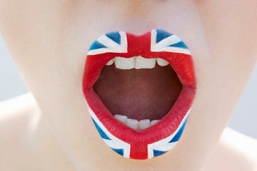 SA11987512 Offener Mund mit Lippenstift der englischen Flagge von BeeldigBeeld Food & Lifestyle