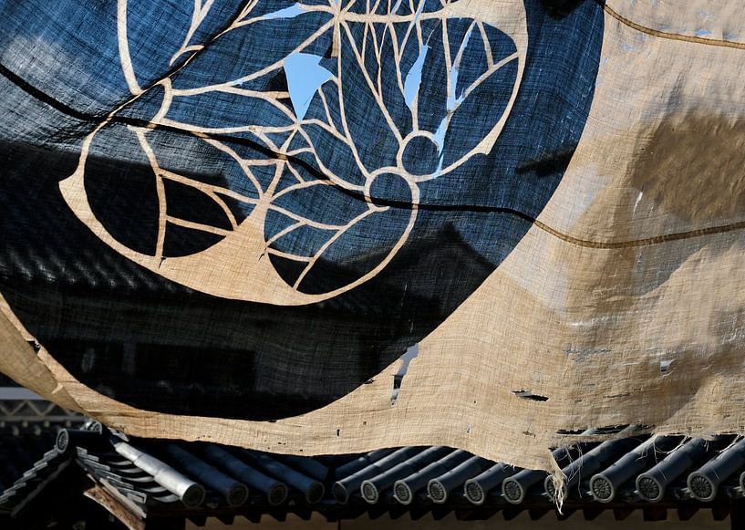 Een verweerd doek in de wind in een Japanse tempel van Lensw0rld