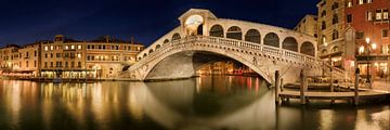Rialto bridge of Venice in evening light