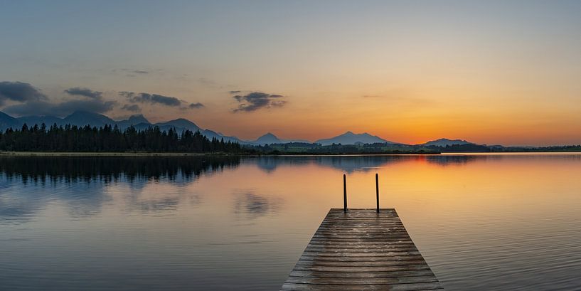 Hopfensee bij zonsondergang van Walter G. Allgöwer