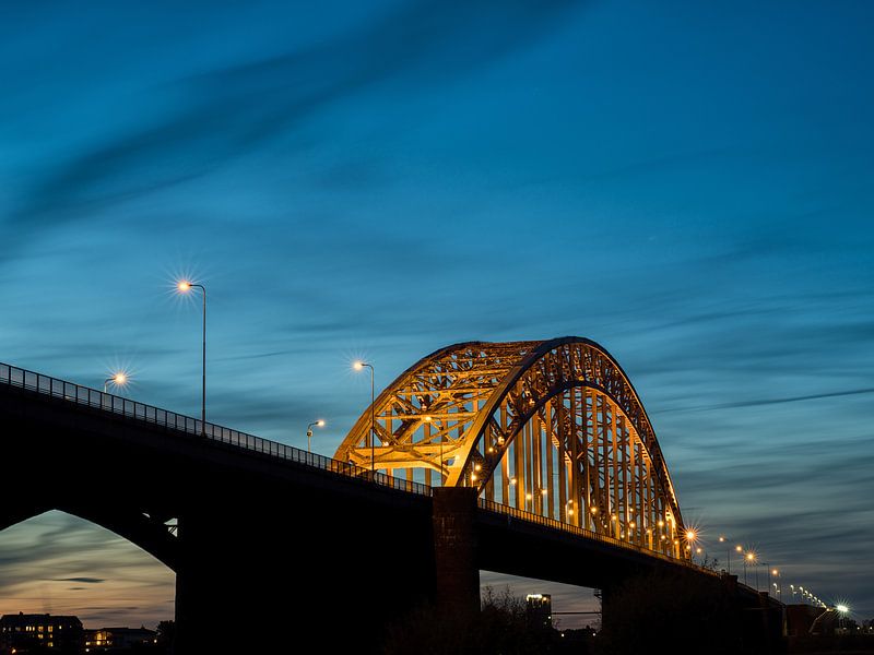 Brug over de waal van Lex Schulte