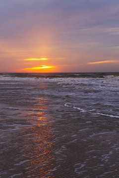 Bewolking tijdens zonsondergang boven zee van Rob Baken