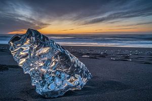 Ein großes Stück Eis am Strand bei Sonnenaufgang, in der Nähe des Jokulsarlon-Sees im Süden Islands,
