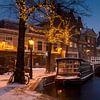 Historisches Zentrum von Alkmaar - Blumenkahn und Waag-Turm im Winter von Keesnan Dogger Fotografie