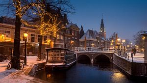 Historisches Zentrum von Alkmaar - Blumenkahn und Waag-Turm im Winter