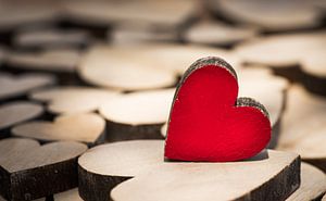 Arrière-plan de la Saint-Valentin avec des cœurs d'amour en bois sur Alex Winter