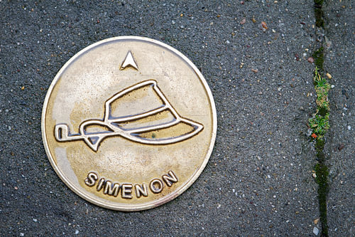 Straattegel ter ere van Luikse schrijver Georges Simenon van Studio Zwartlicht