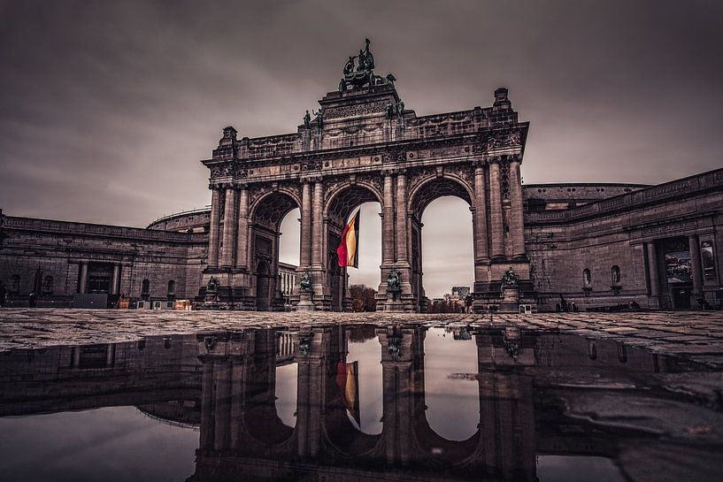 Triomfbogen van de Cinquantenaire in Brussel weerspiegeld in plas water van Daan Duvillier | Regio in de Kijker