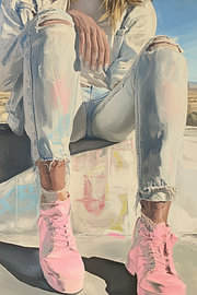 Portrait d’été vintage d’une femme en jean et baskets sur Wilma Mesman