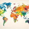 Kleurijke wereldkaart met kwaststreken van Maps Are Art
