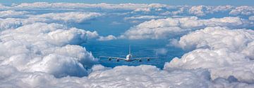 Flugzeug über den Wolken von Thomas Heitz