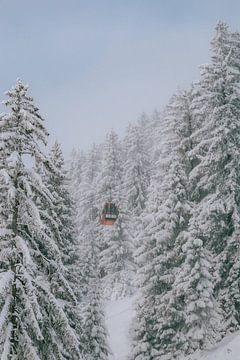 Met de lift naar boven | Rode gondel | Oostenrijk van Marika Huisman fotografie