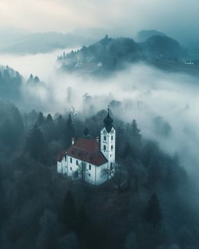 Kapel in een mystiek herfstlandschap van fernlichtsicht