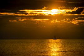 A sailing boat on the horizon by Stephan Zaun