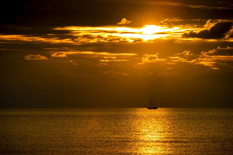 Ein Segelboot am Horizont von Julianadorp von Stephan Zaun