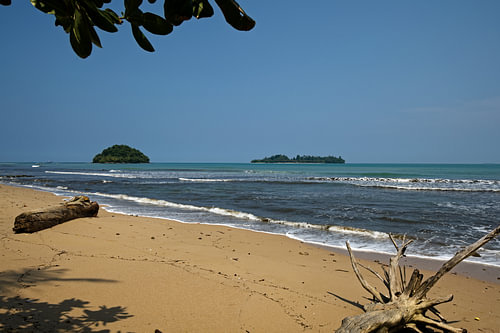 De rust van de oceaan in Indonesië