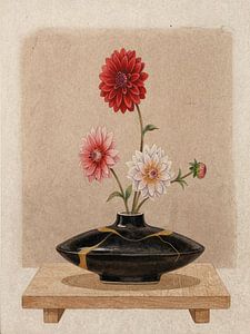 Japandi: Bunte Dahlien-'s in Kintsugi-Vase auf Holzplateau